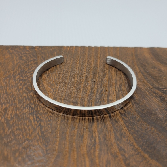 Silver Colored Bracelet With Arrows On The Outside And A Saying On the Inside - Picture 1 of 4